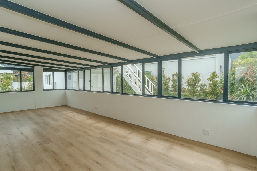 6 Bedroom Property for Sale in Meadowsteads Western Cape